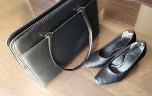 就活の面接で使えるA4書類が入る黒のシンプルなトートバッグ