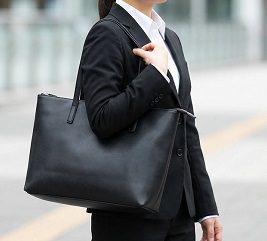 就活の面接でも使える自立型の黒いトートバッグとリクルートスーツに近い服装の女性