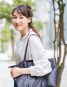 通勤用トートバッグを持つ女性