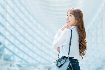 A4対応トートバッグを持って就活に向かうイメージ