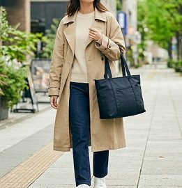 紺色の就活バッグを肩に掛けた女性