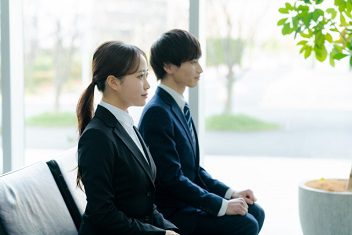 就活の面接会場で着席する大学生のイメージ