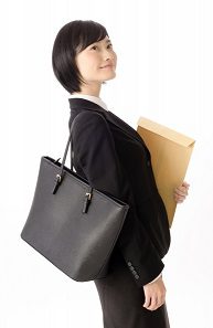 就活バッグを持つスーツ姿の女性
