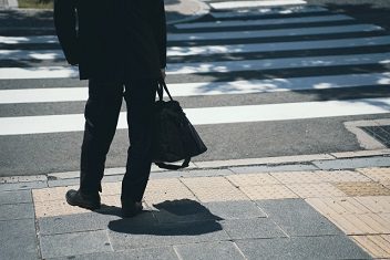 スーツスタイルに馴染む黒のビジネスバッグを手に持つ、就職活動のイメージ