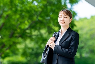 就活用トートバッグを持って移動するスーツ姿の学生イメージ