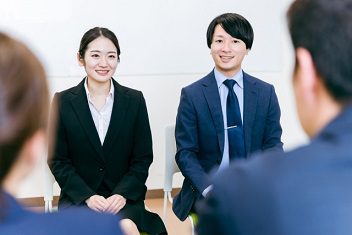 就活の面接イメージ|バッグの置き方を解説