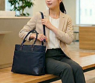 私服面接をイメージしたバッグを持つ女性