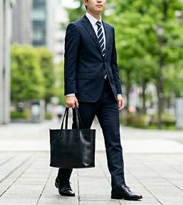 就活でトートバッグを持つスーツ姿の男性のイメージ