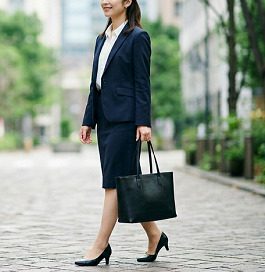 黒のトートバッグを持って、通勤する女性の様子