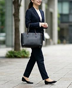 ビジネススタイルで通勤する女性