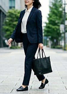 通勤コーデでトートバッグを持つ女性