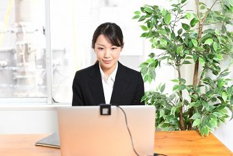 WEB面接に臨む就活生のイメージ"