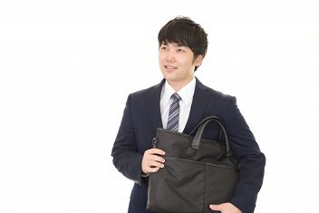 就活用トートバッグを持つスーツ姿の男性