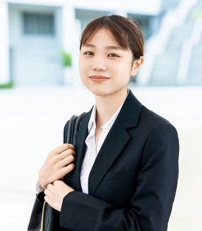 就活でトートバッグを持つスーツ姿の女性