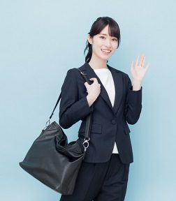 就活で使いやすいトートバッグを持つ女性