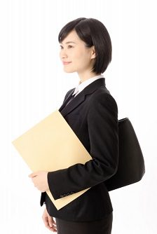 就活でトートバッグを持つ女性のイメージ