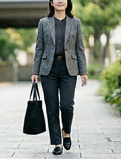 スーツ姿で黒のトートバッグを持った女性の通勤の様子