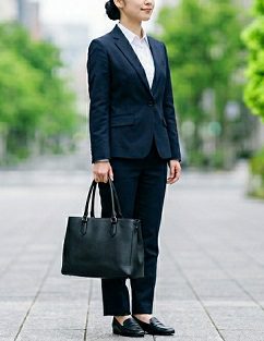 スーツを着て黒の就活向けトートバッグを持つ女性